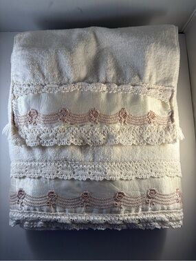 Vintage Avanti Towel Set 2‎ Piece Cream Pink Lace Satin Trim Cottagecore  1978